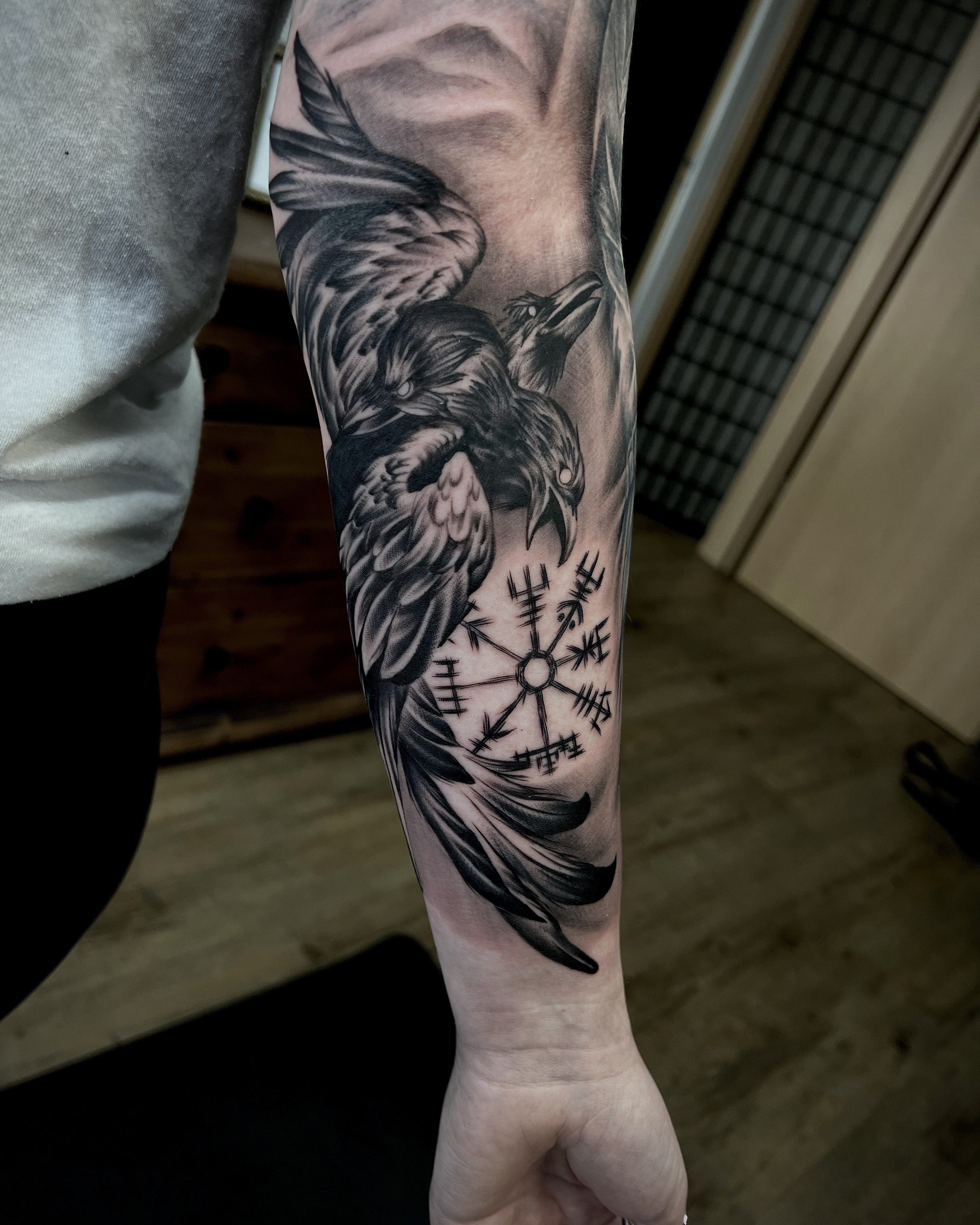 Zwei Raben mit Runen-Kompass, Black & Grey