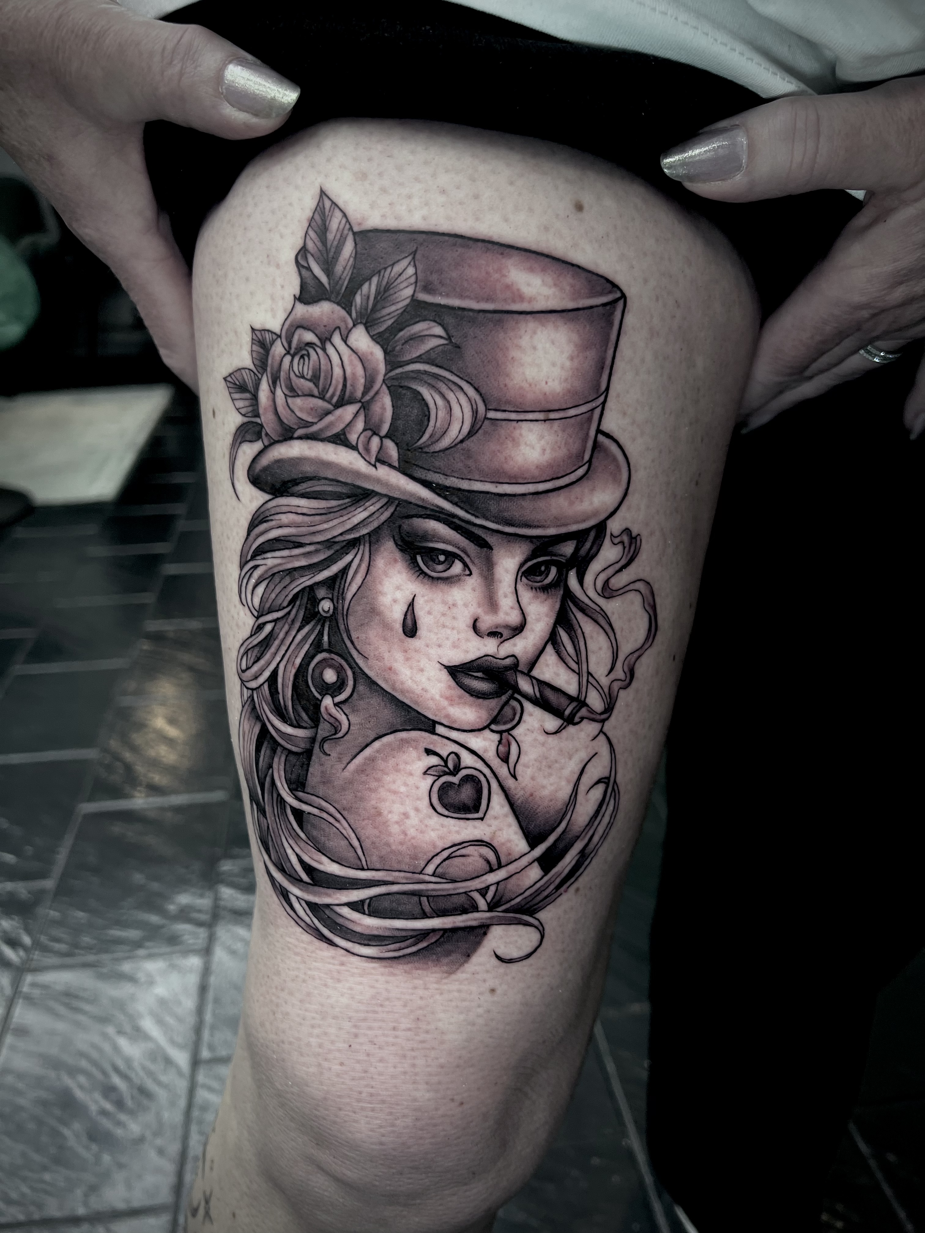 Frau mit Zylinder, Traditional